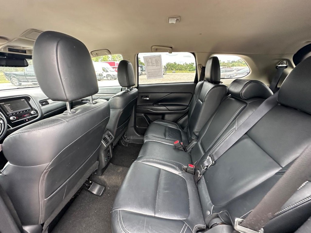 Mitsubishi Outlander Vehicle Full-screen Gallery Image 15