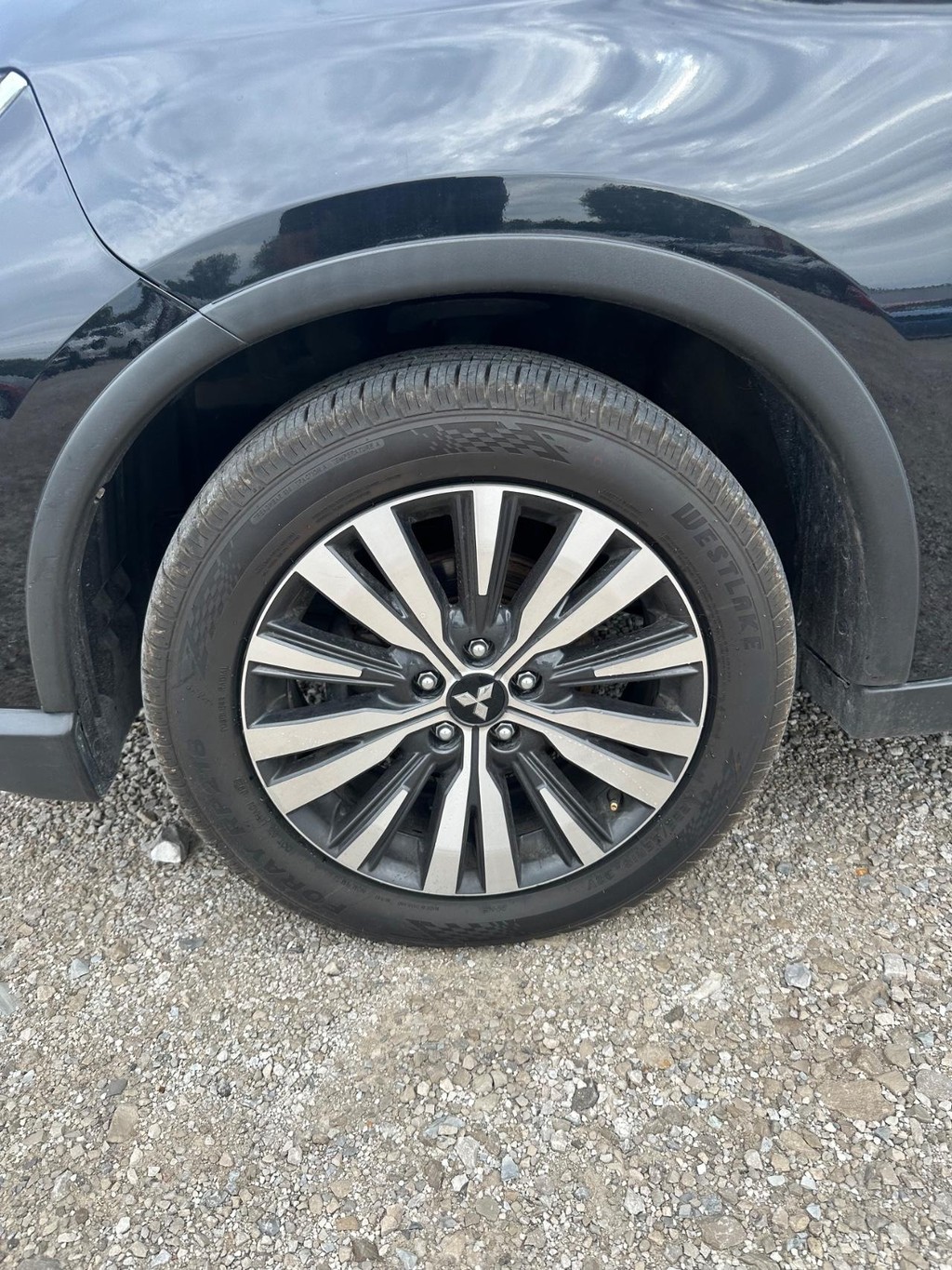Mitsubishi Outlander Vehicle Full-screen Gallery Image 16