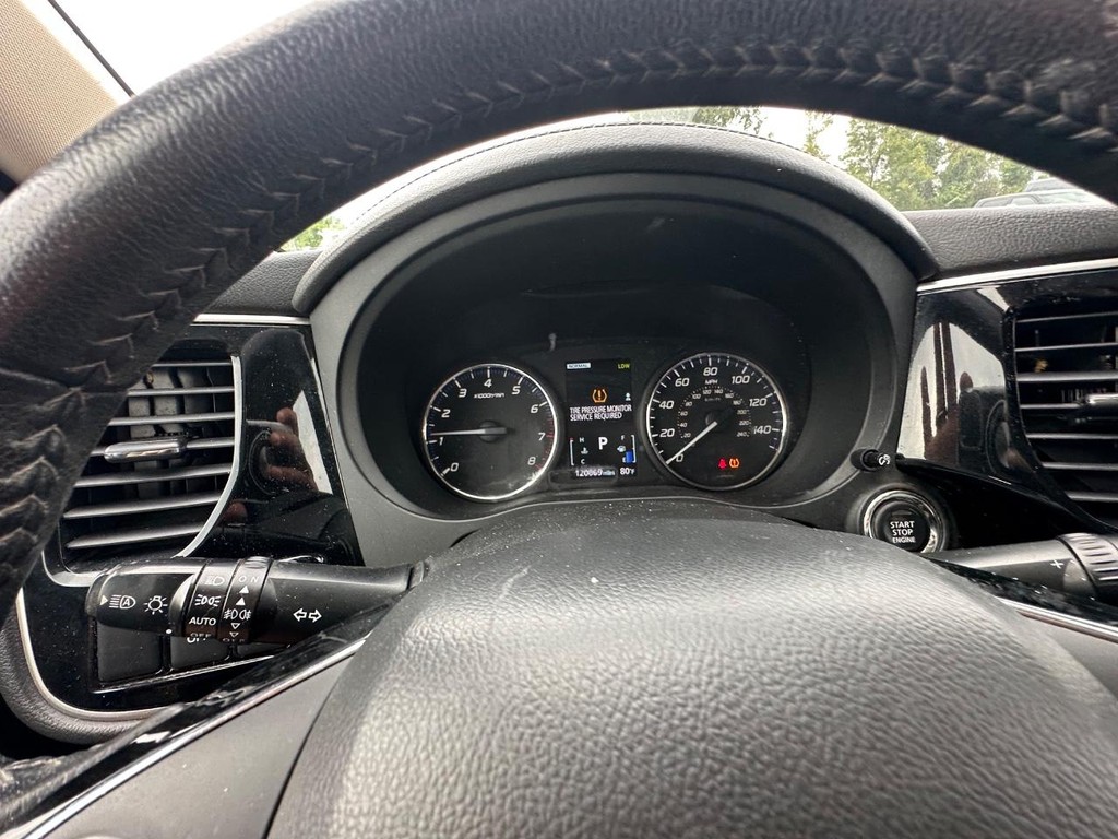Mitsubishi Outlander Vehicle Full-screen Gallery Image 17