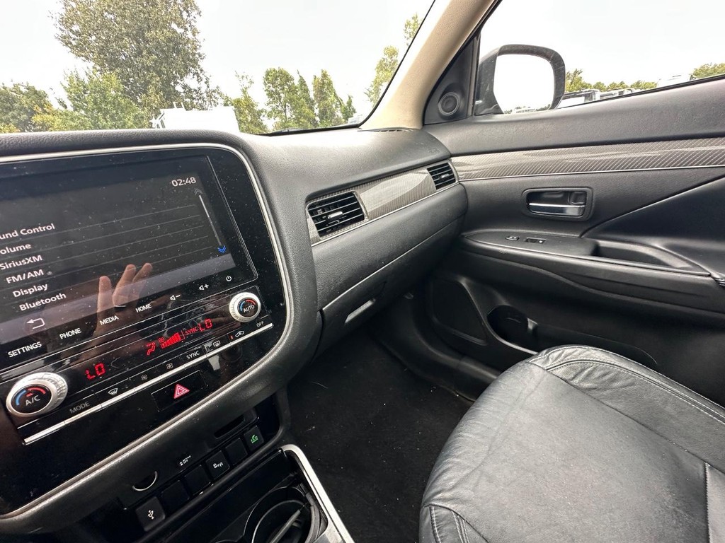 Mitsubishi Outlander Vehicle Full-screen Gallery Image 18