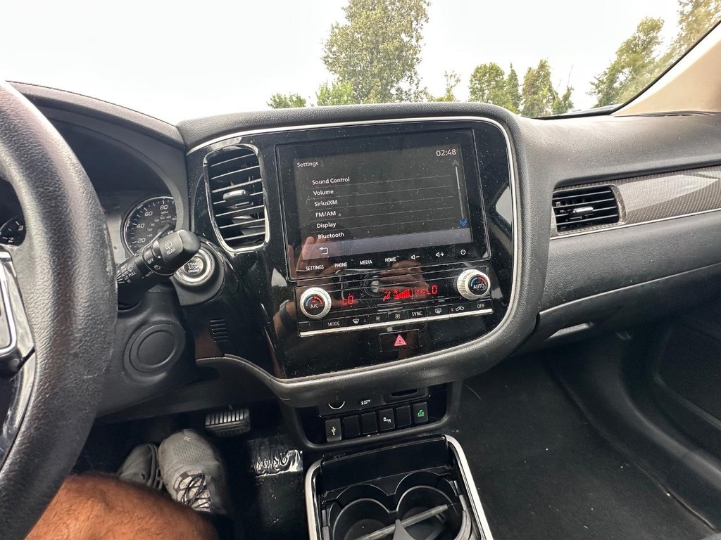 Mitsubishi Outlander Vehicle Full-screen Gallery Image 19