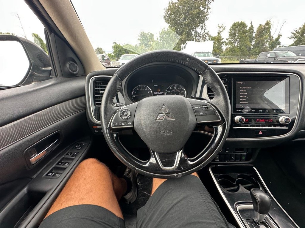 Mitsubishi Outlander Vehicle Full-screen Gallery Image 20