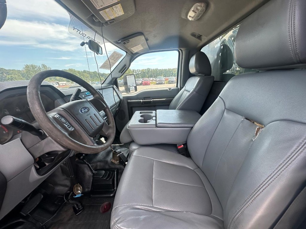 Ford Super Duty F-550 DRW Vehicle Full-screen Gallery Image 13