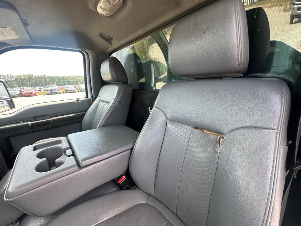 Ford Super Duty F-550 DRW Vehicle Full-screen Gallery Image 17