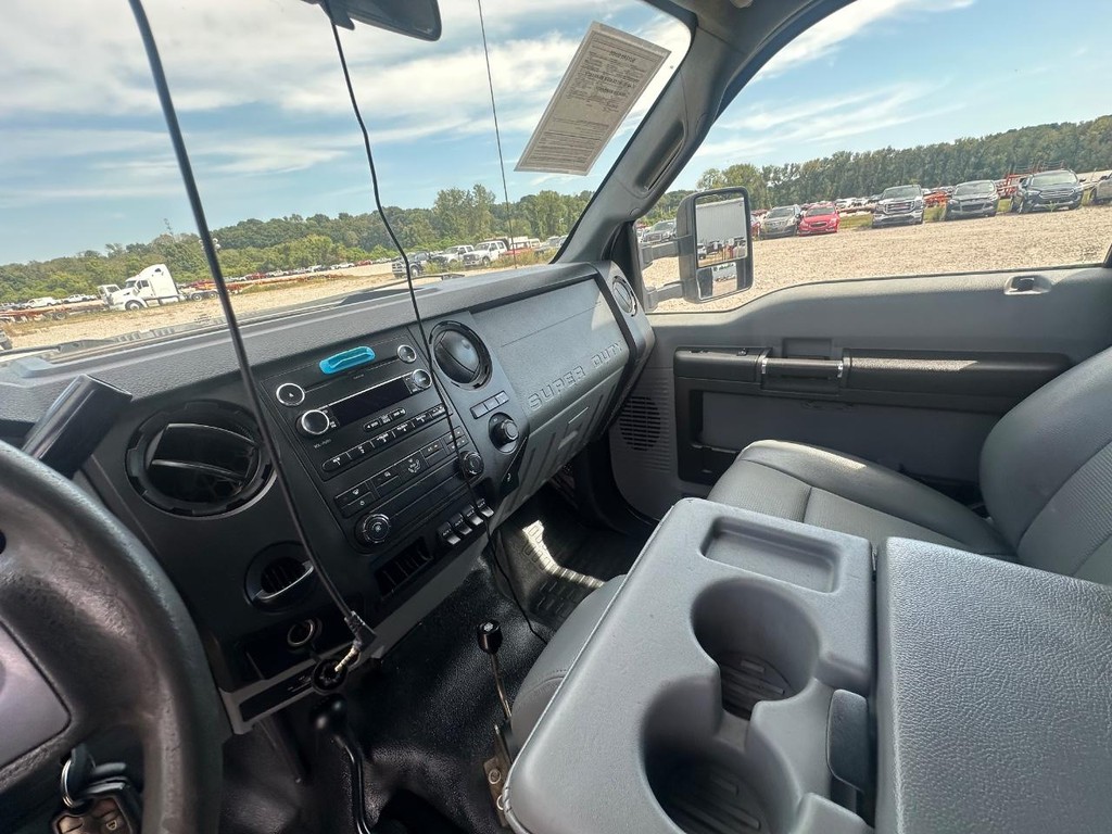 Ford Super Duty F-550 DRW Vehicle Full-screen Gallery Image 18