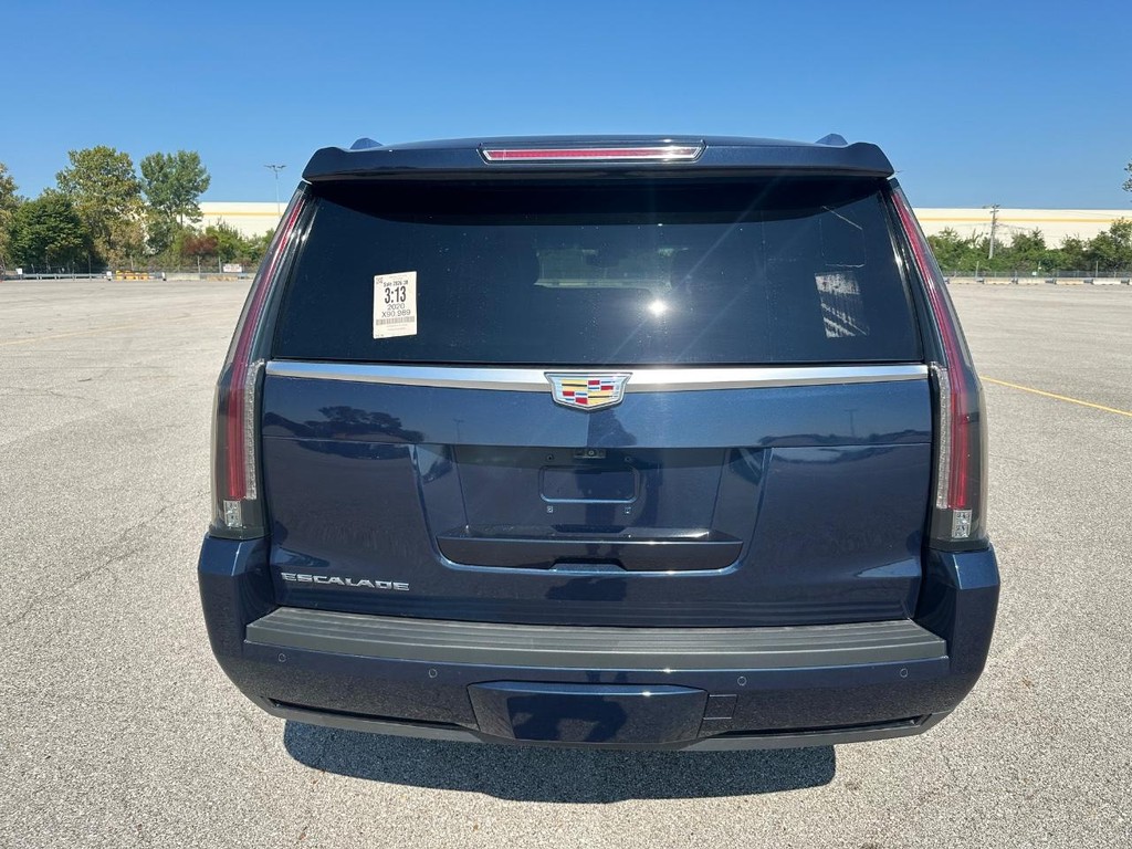 Cadillac Escalade Vehicle Full-screen Gallery Image 04