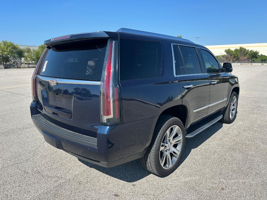 Cadillac Escalade Vehicle Full-screen Gallery Image 05