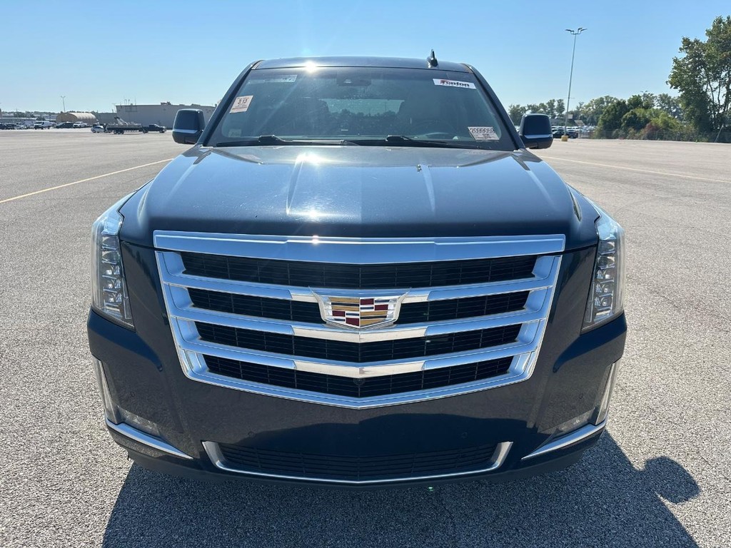 Cadillac Escalade Vehicle Full-screen Gallery Image 06