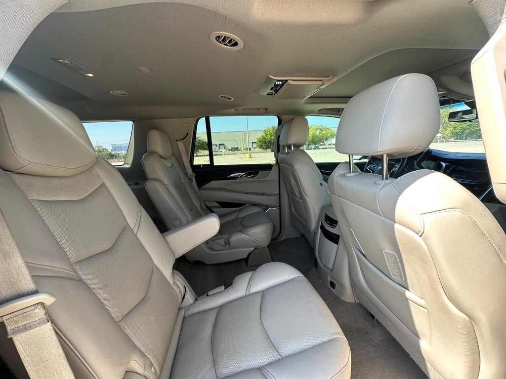 Cadillac Escalade Vehicle Full-screen Gallery Image 12