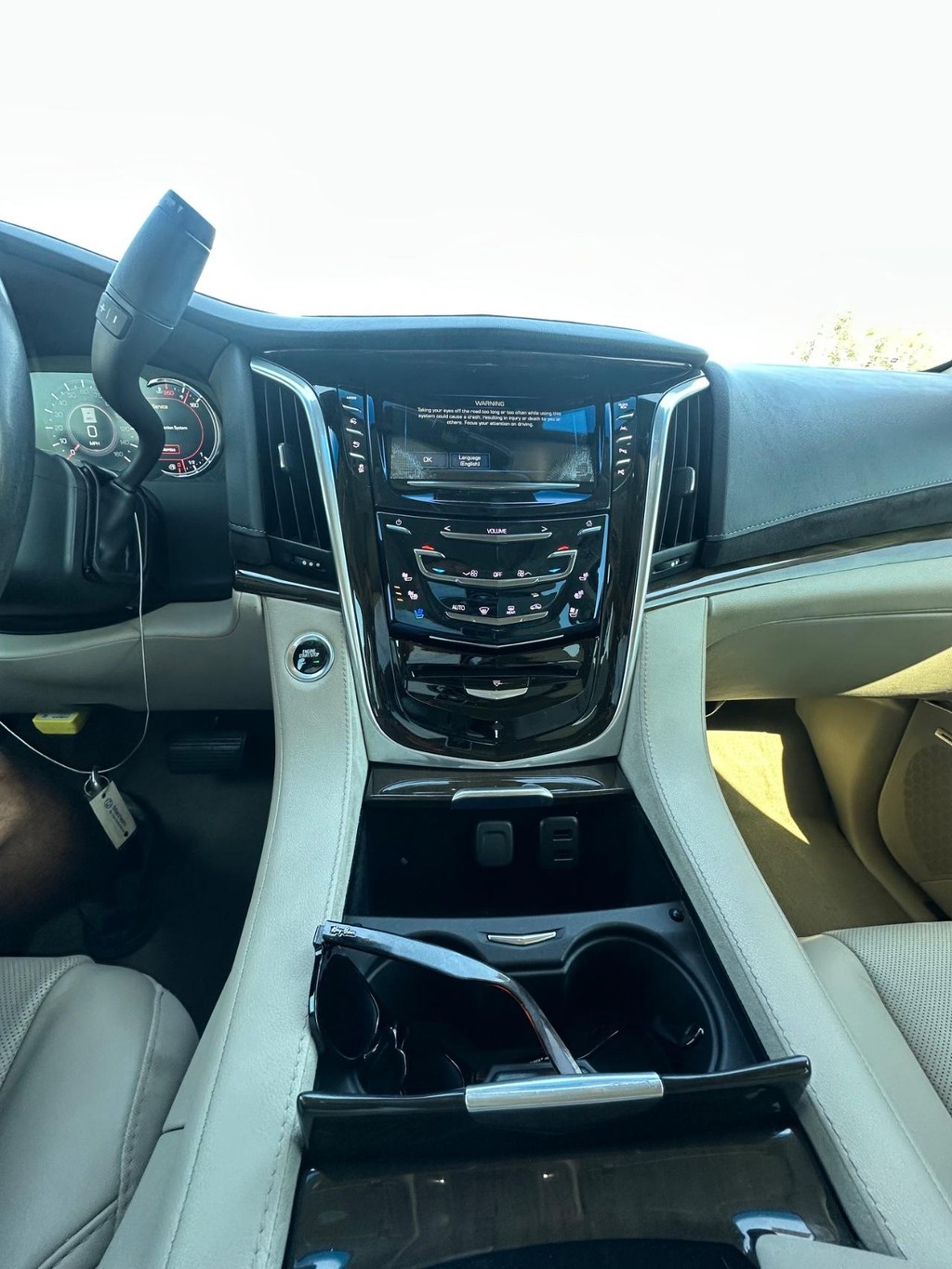 Cadillac Escalade Vehicle Full-screen Gallery Image 15