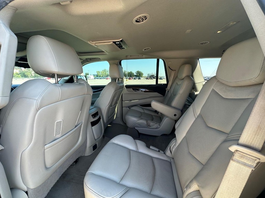 Cadillac Escalade Vehicle Full-screen Gallery Image 17