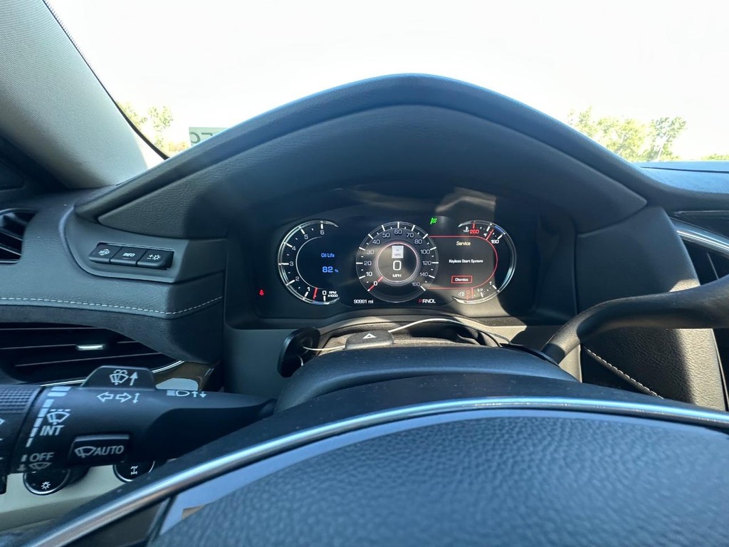 Cadillac Escalade Vehicle Full-screen Gallery Image 18