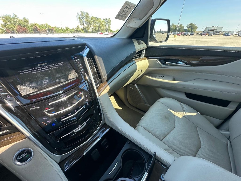 Cadillac Escalade Vehicle Full-screen Gallery Image 19