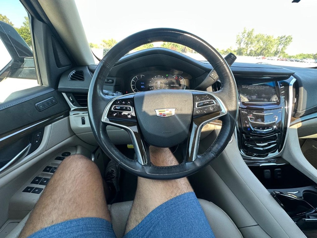Cadillac Escalade Vehicle Full-screen Gallery Image 21