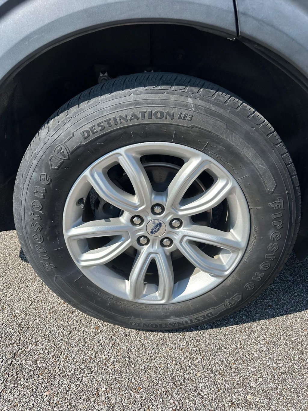 Ford Explorer Vehicle Full-screen Gallery Image 9