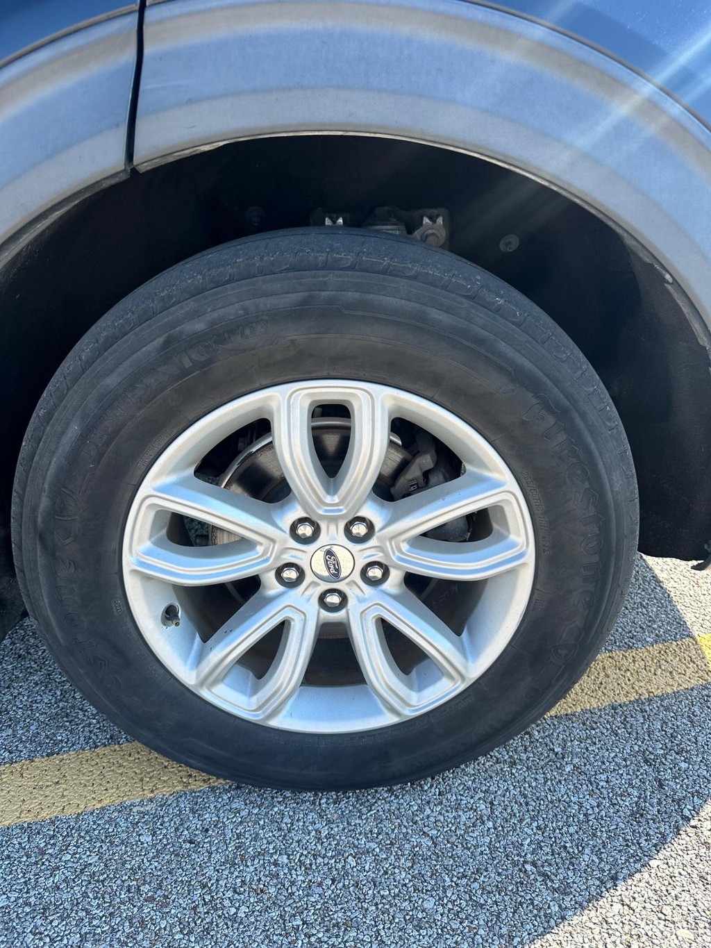 Ford Explorer Vehicle Full-screen Gallery Image 10