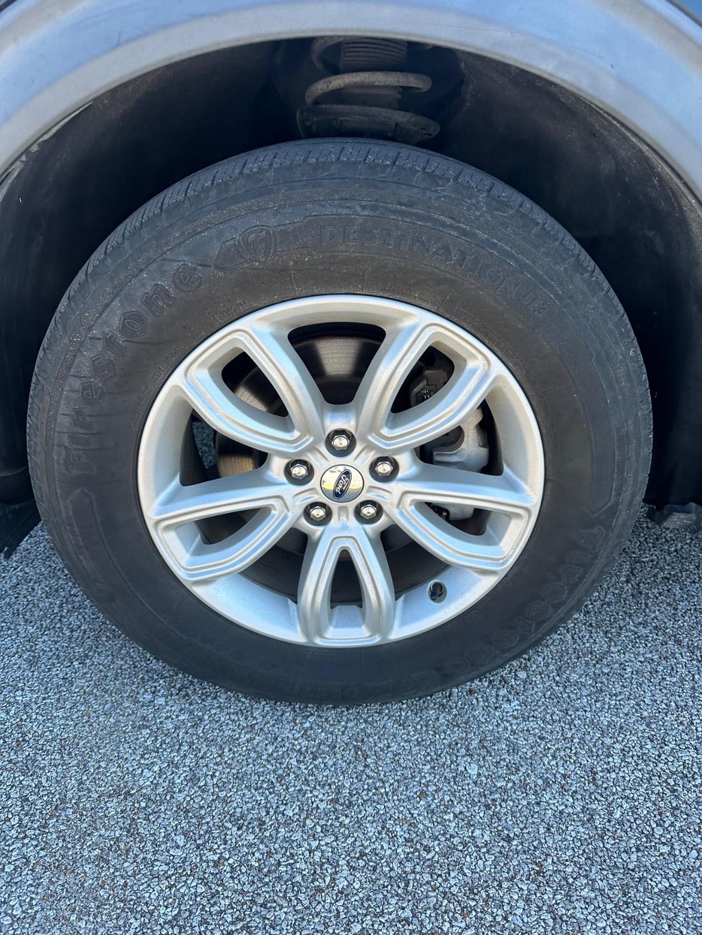 Ford Explorer Vehicle Full-screen Gallery Image 11