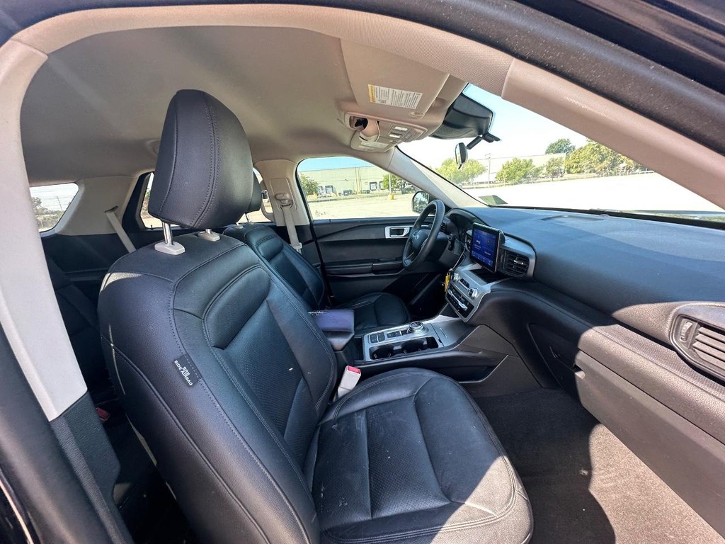 Ford Explorer Vehicle Full-screen Gallery Image 13
