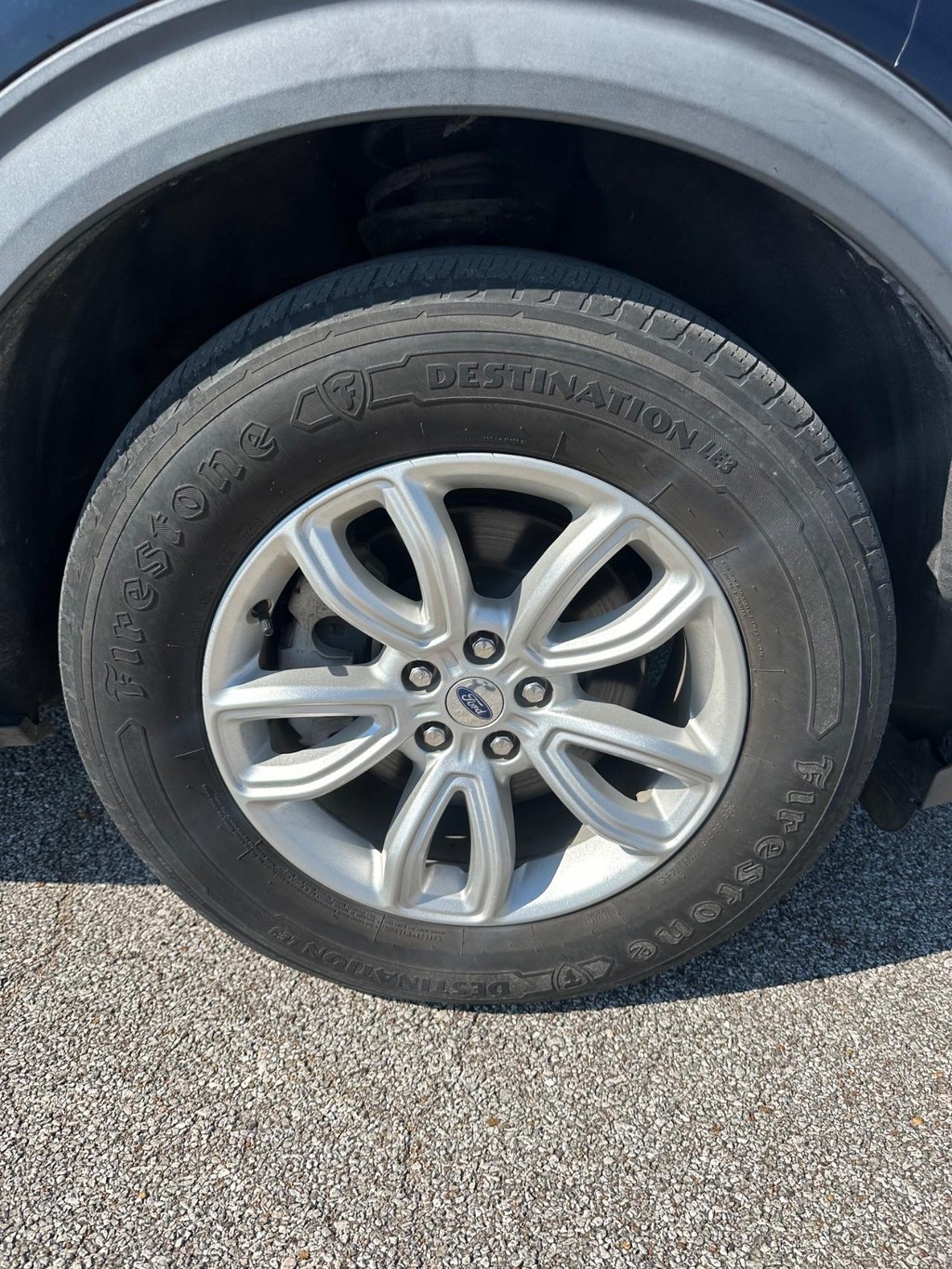 Ford Explorer Vehicle Full-screen Gallery Image 14