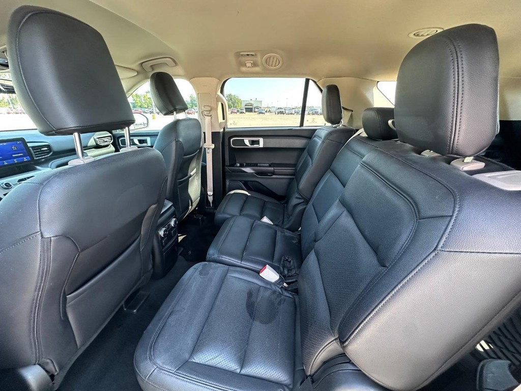 Ford Explorer Vehicle Full-screen Gallery Image 16