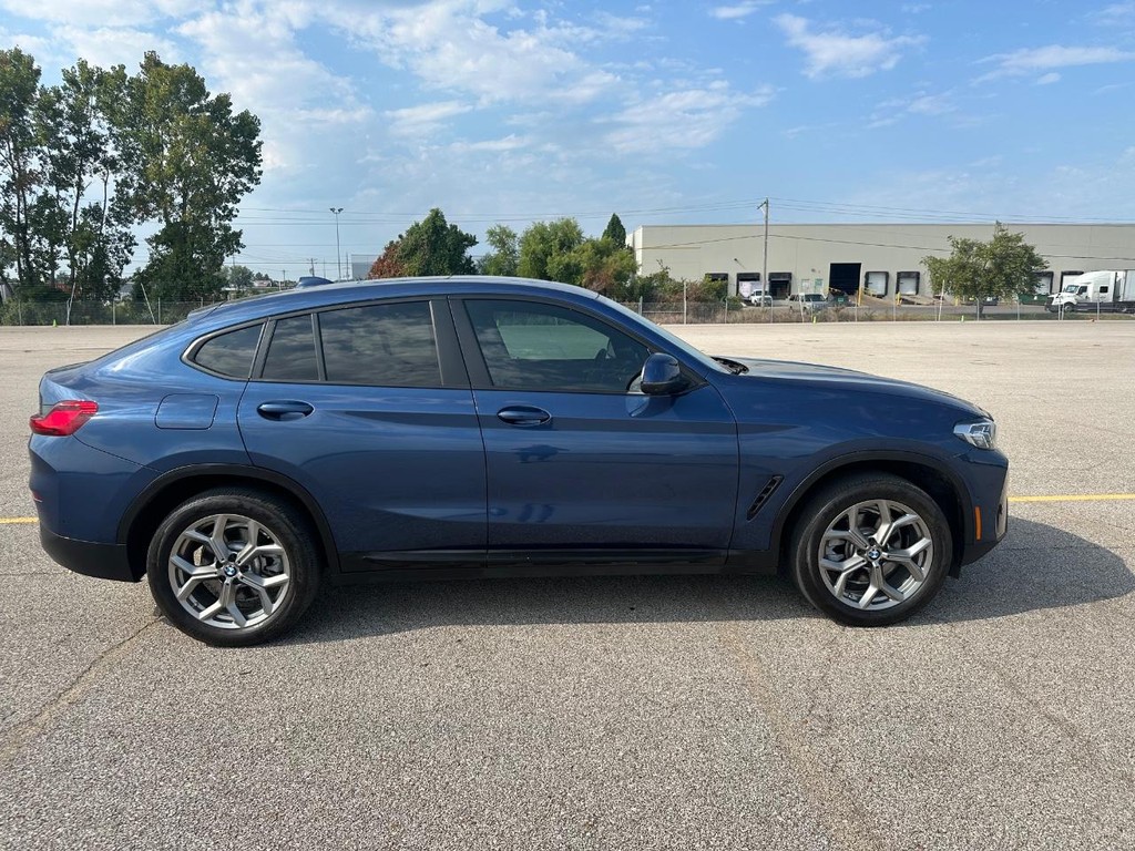 BMW X4 Vehicle Full-screen Gallery Image 02
