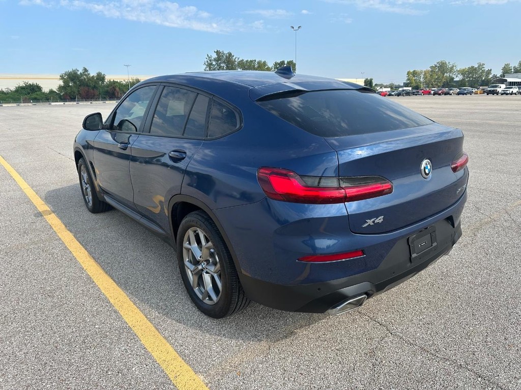BMW X4 Vehicle Full-screen Gallery Image 03