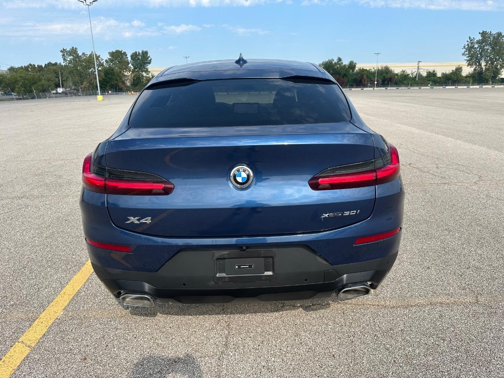 BMW X4 Vehicle Full-screen Gallery Image 04