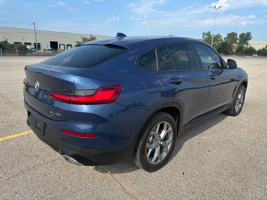BMW X4 Vehicle Full-screen Gallery Image 05