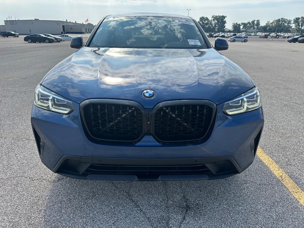 BMW X4 Vehicle Full-screen Gallery Image 06
