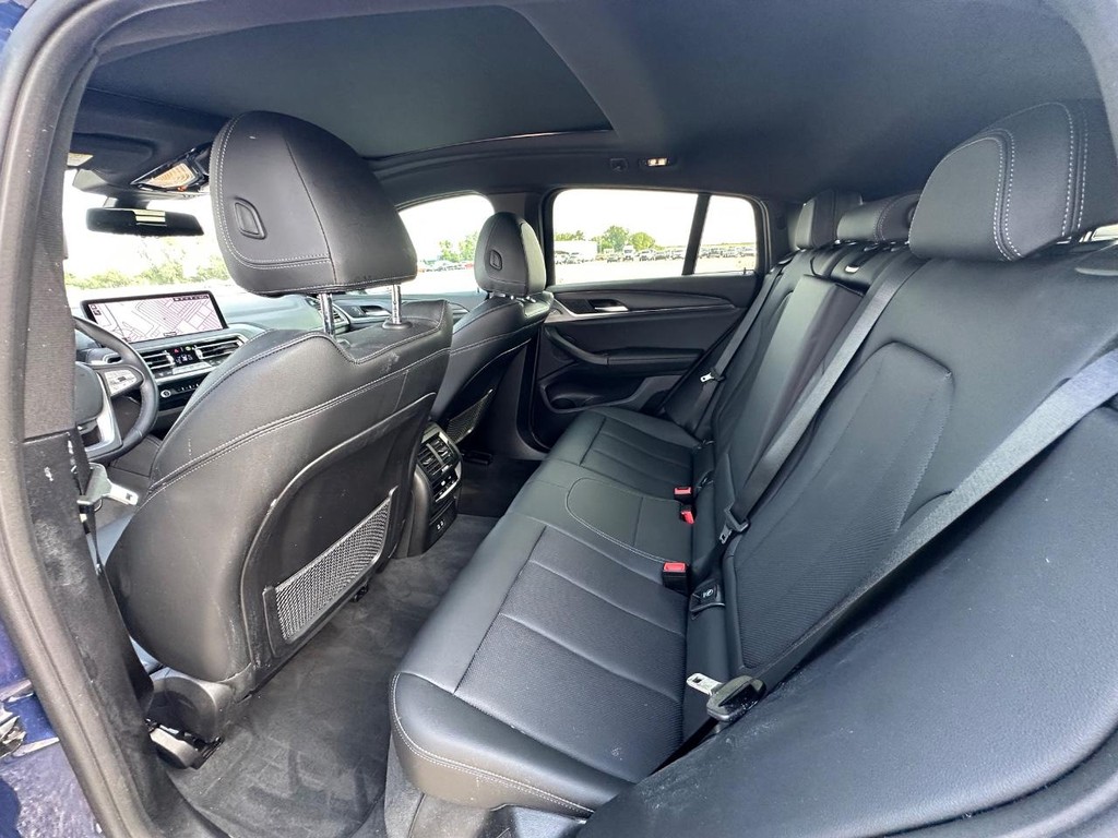 BMW X4 Vehicle Full-screen Gallery Image 14
