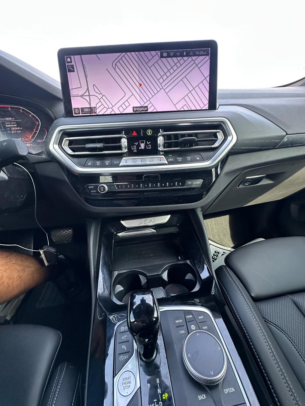 BMW X4 Vehicle Full-screen Gallery Image 15
