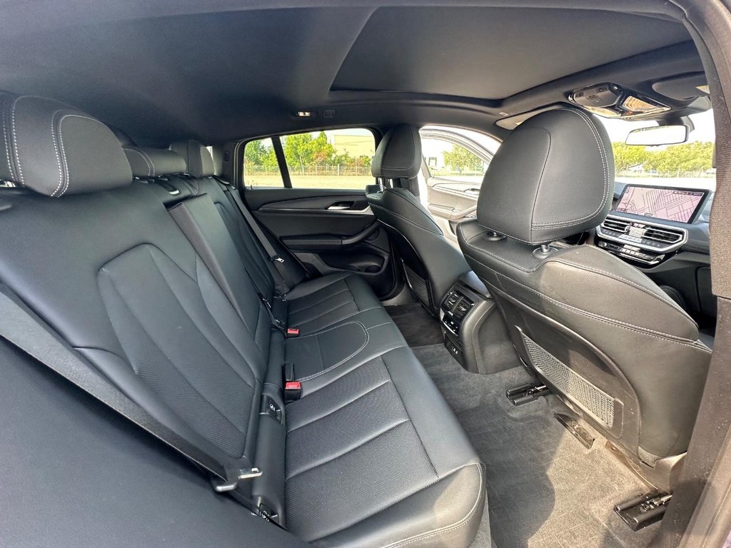 BMW X4 Vehicle Full-screen Gallery Image 16