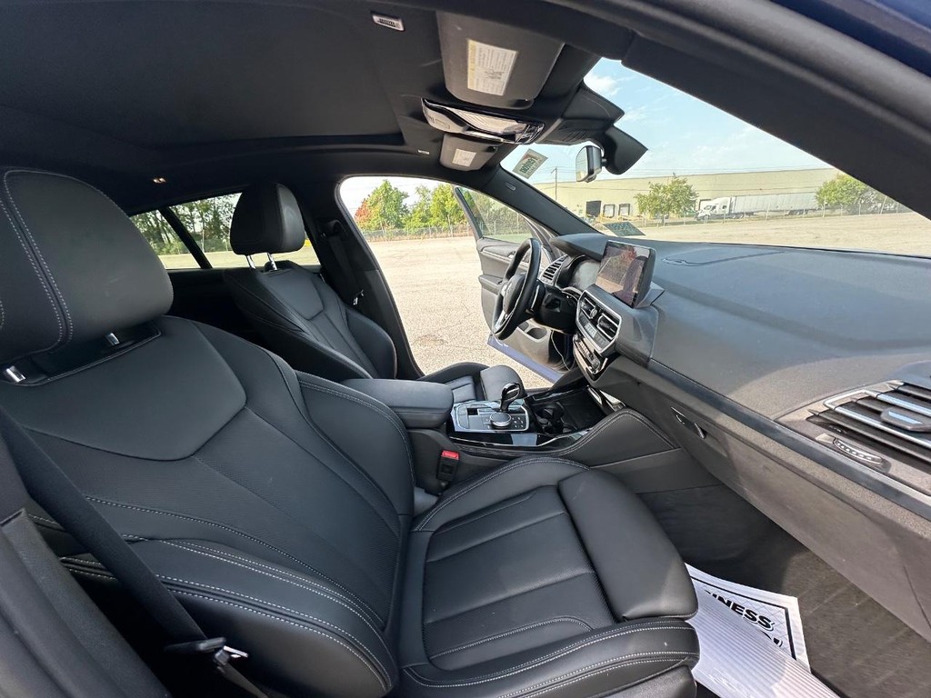 BMW X4 Vehicle Full-screen Gallery Image 17