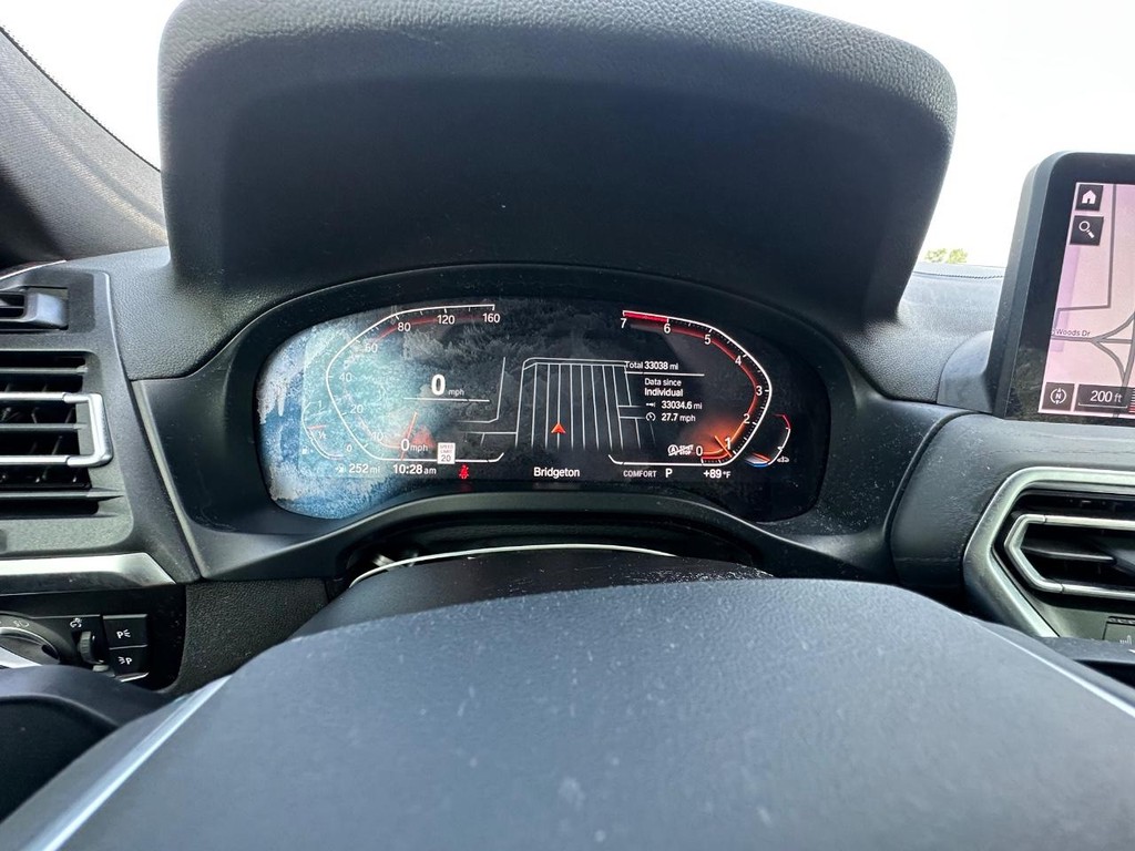 BMW X4 Vehicle Full-screen Gallery Image 18