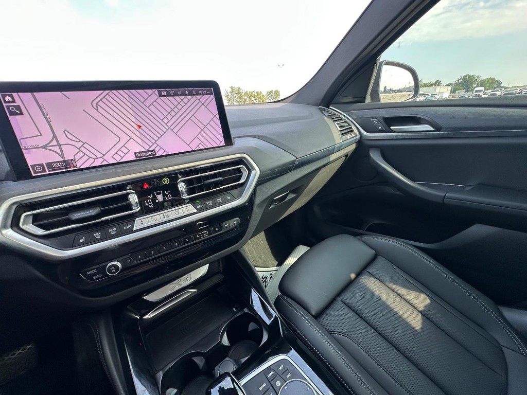 BMW X4 Vehicle Full-screen Gallery Image 19