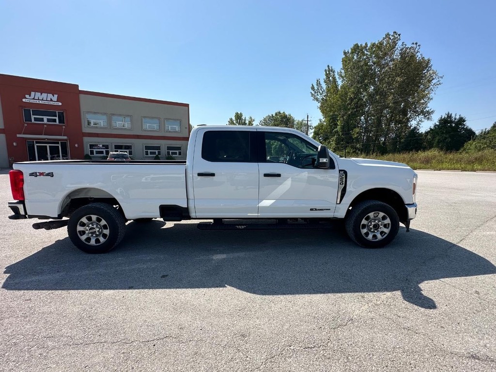 Ford Super Duty F-250 SRW Vehicle Full-screen Gallery Image 2