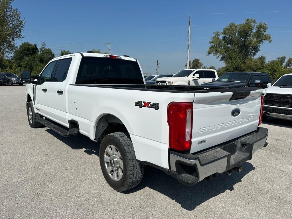 Ford Super Duty F-250 SRW Vehicle Full-screen Gallery Image 3