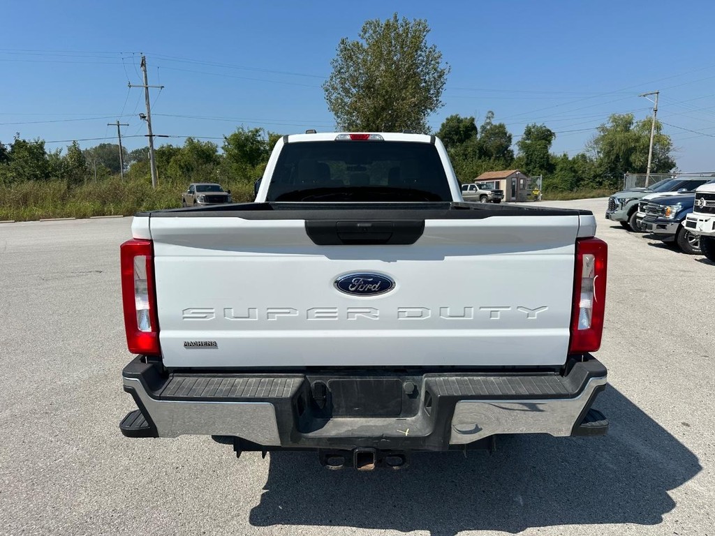 Ford Super Duty F-250 SRW Vehicle Full-screen Gallery Image 4