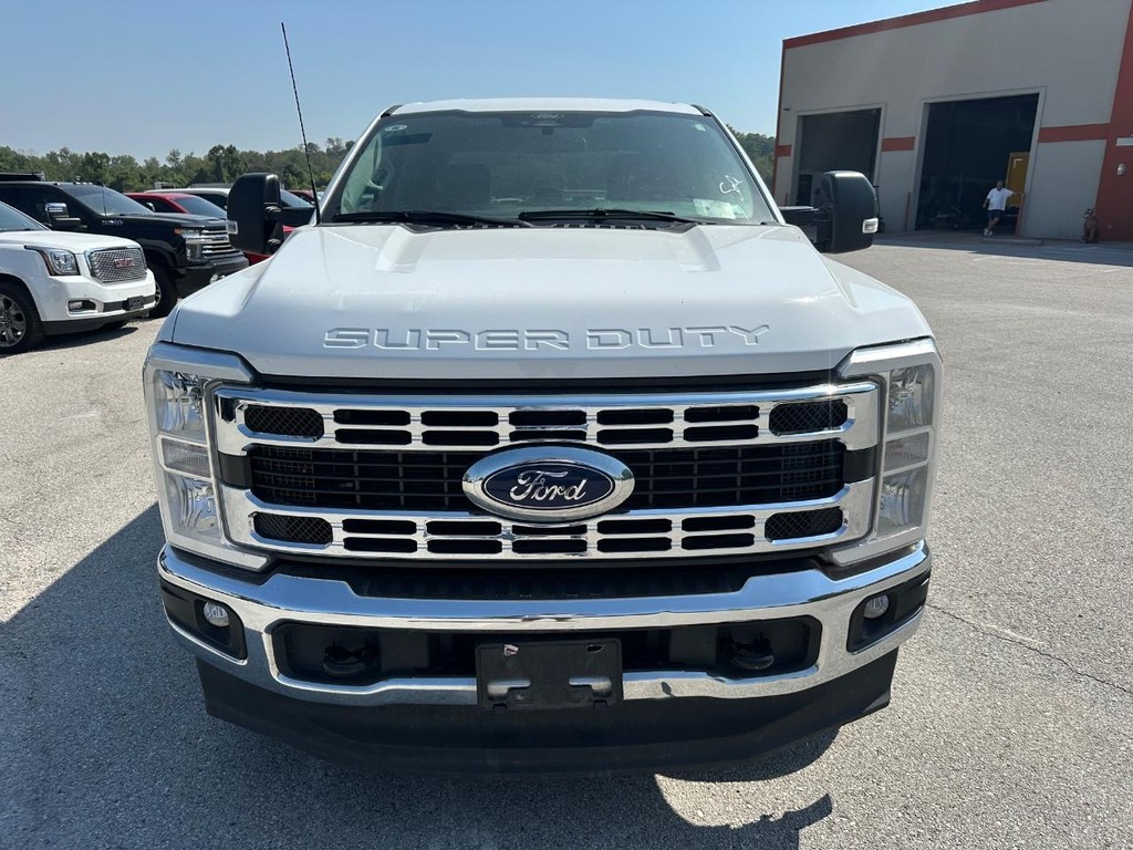 Ford Super Duty F-250 SRW Vehicle Full-screen Gallery Image 6