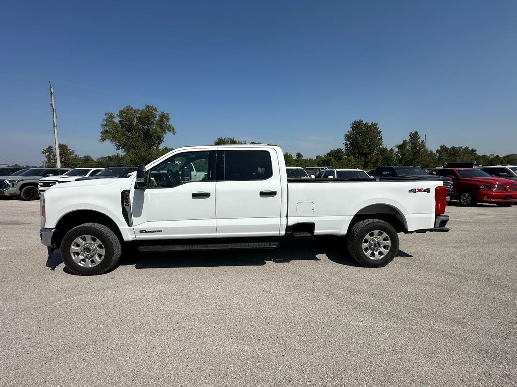 Ford Super Duty F-250 SRW Vehicle Full-screen Gallery Image 8