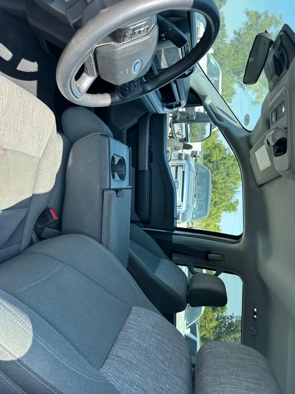 Ford Super Duty F-250 SRW Vehicle Full-screen Gallery Image 13