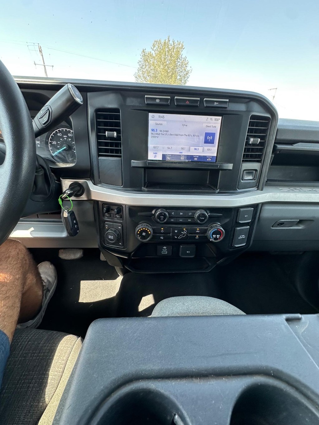 Ford Super Duty F-250 SRW Vehicle Full-screen Gallery Image 14