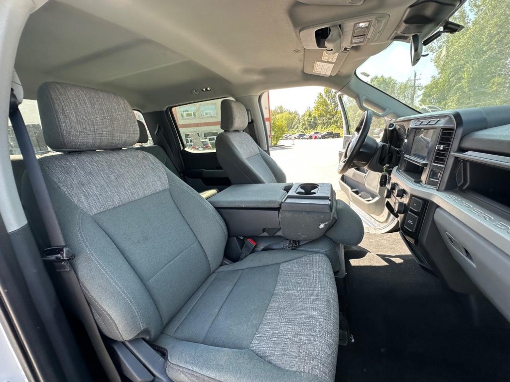 Ford Super Duty F-250 SRW Vehicle Full-screen Gallery Image 16