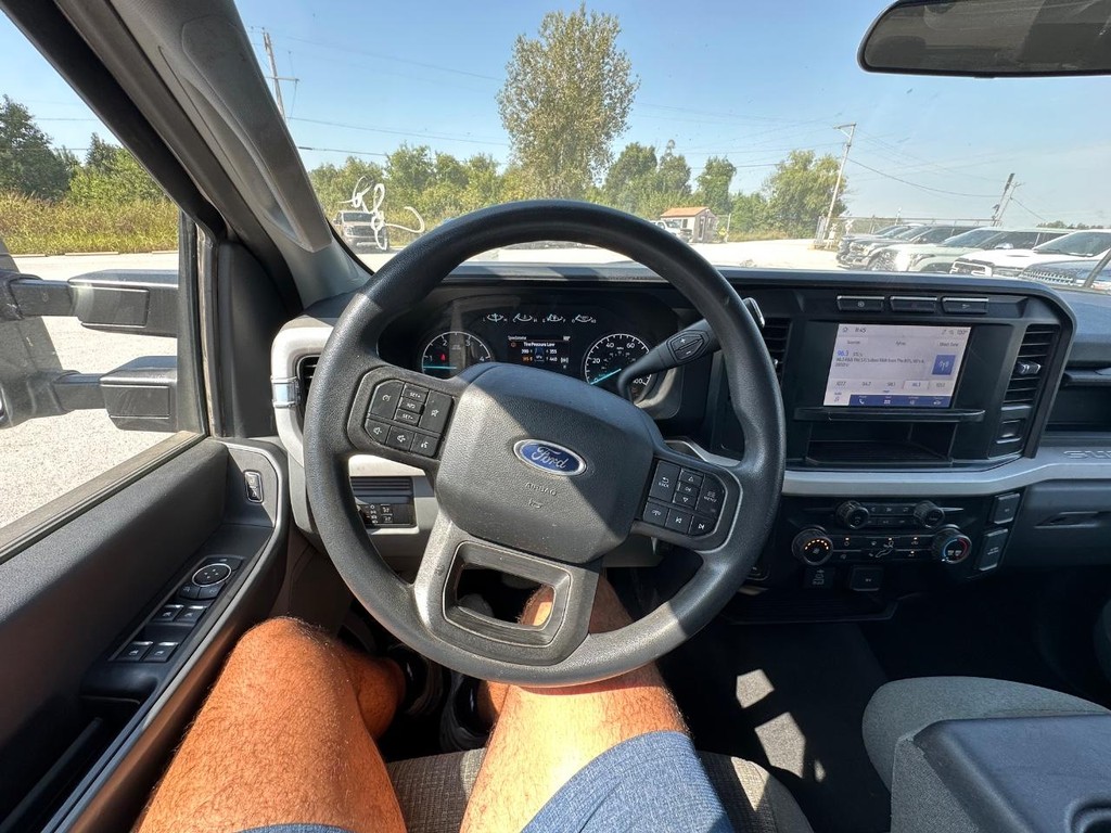 Ford Super Duty F-250 SRW Vehicle Full-screen Gallery Image 17