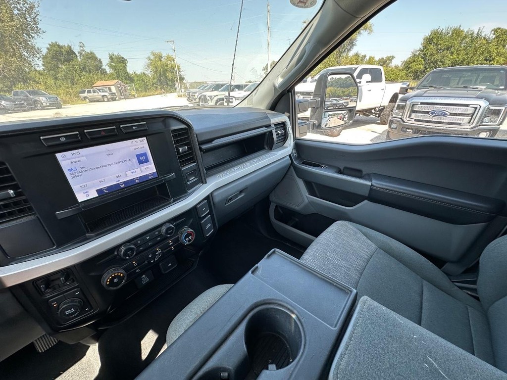 Ford Super Duty F-250 SRW Vehicle Full-screen Gallery Image 19