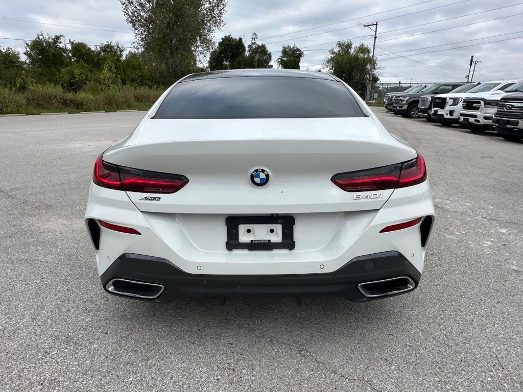 BMW 8 Series Vehicle Full-screen Gallery Image 02