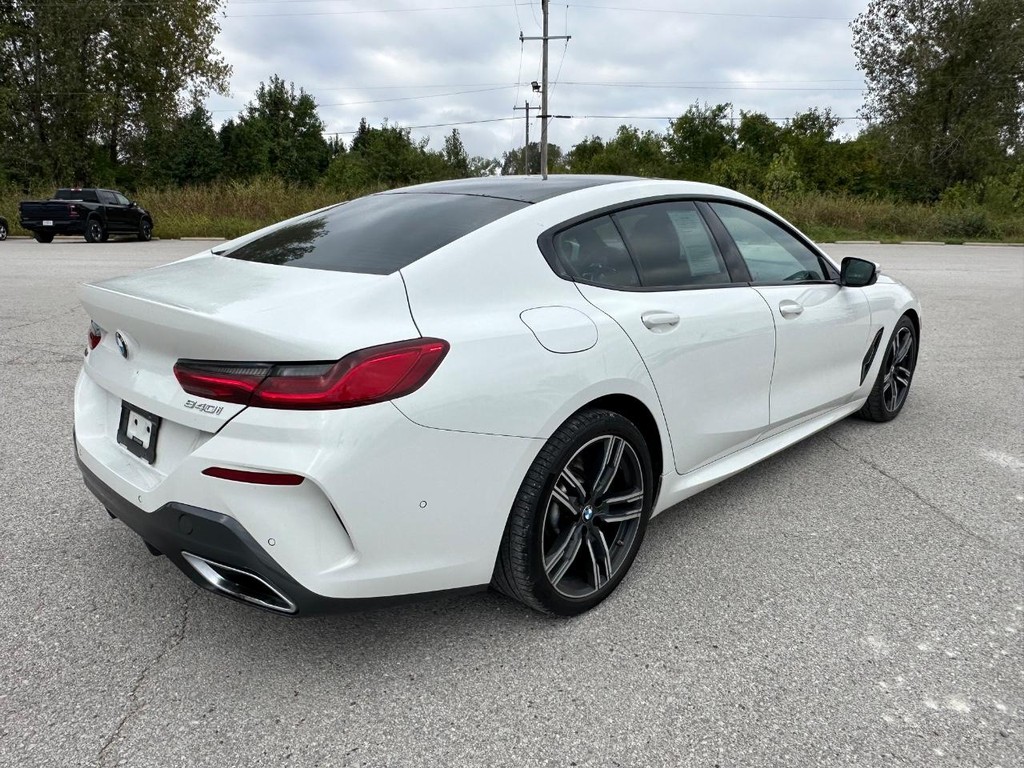 BMW 8 Series Vehicle Full-screen Gallery Image 03