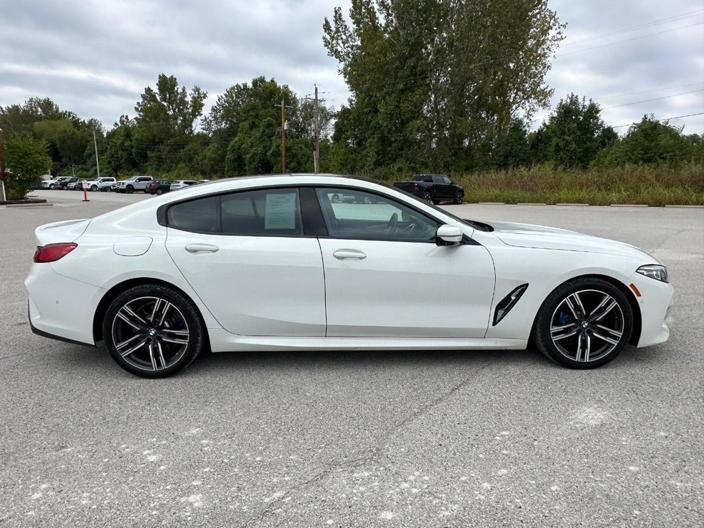 BMW 8 Series Vehicle Full-screen Gallery Image 04