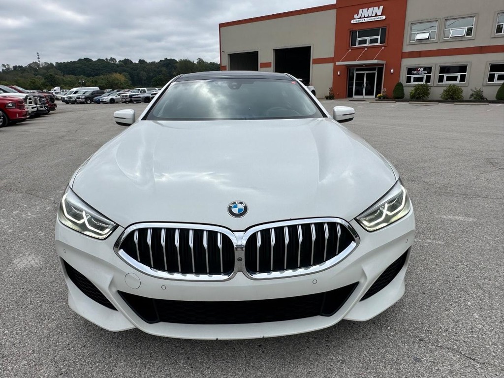 BMW 8 Series Vehicle Full-screen Gallery Image 05