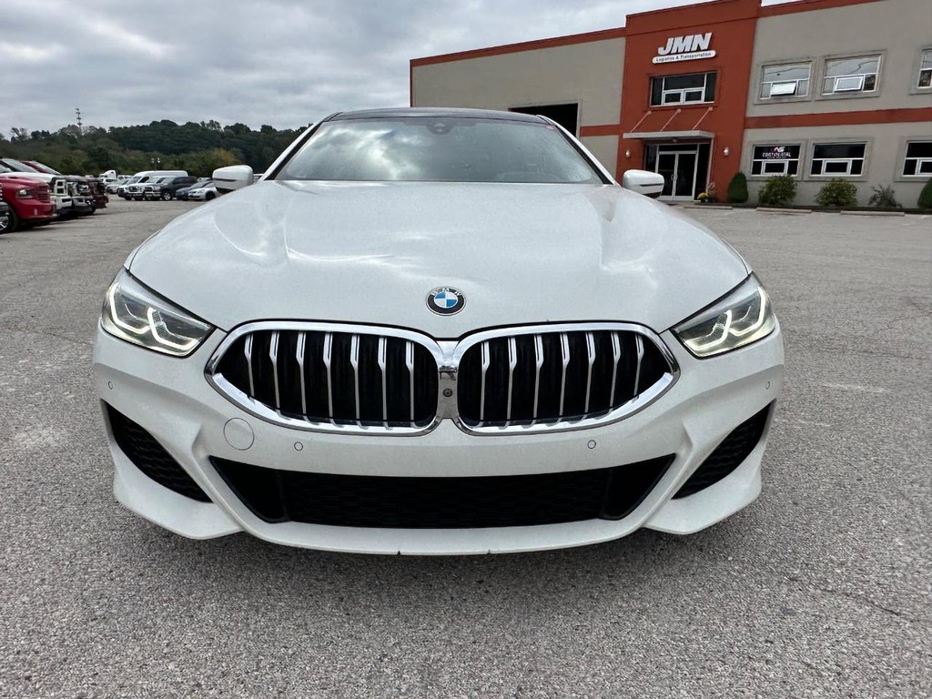BMW 8 Series Vehicle Full-screen Gallery Image 06